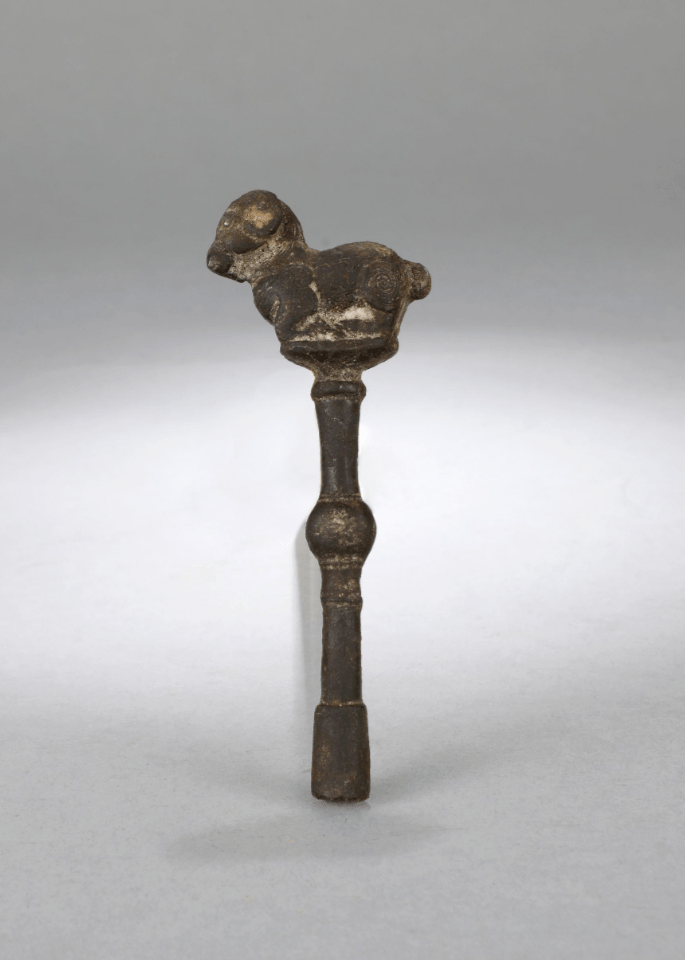 lot 2081青铜卧羊首琴轸匙尺寸:h 13.2,w 4.7,d 1.5 cm,重约 167.