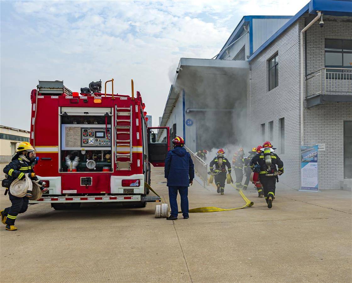 武汉经开消防开展仓储物流园灭火救援演练,积累冷库火灾扑救经验_经开