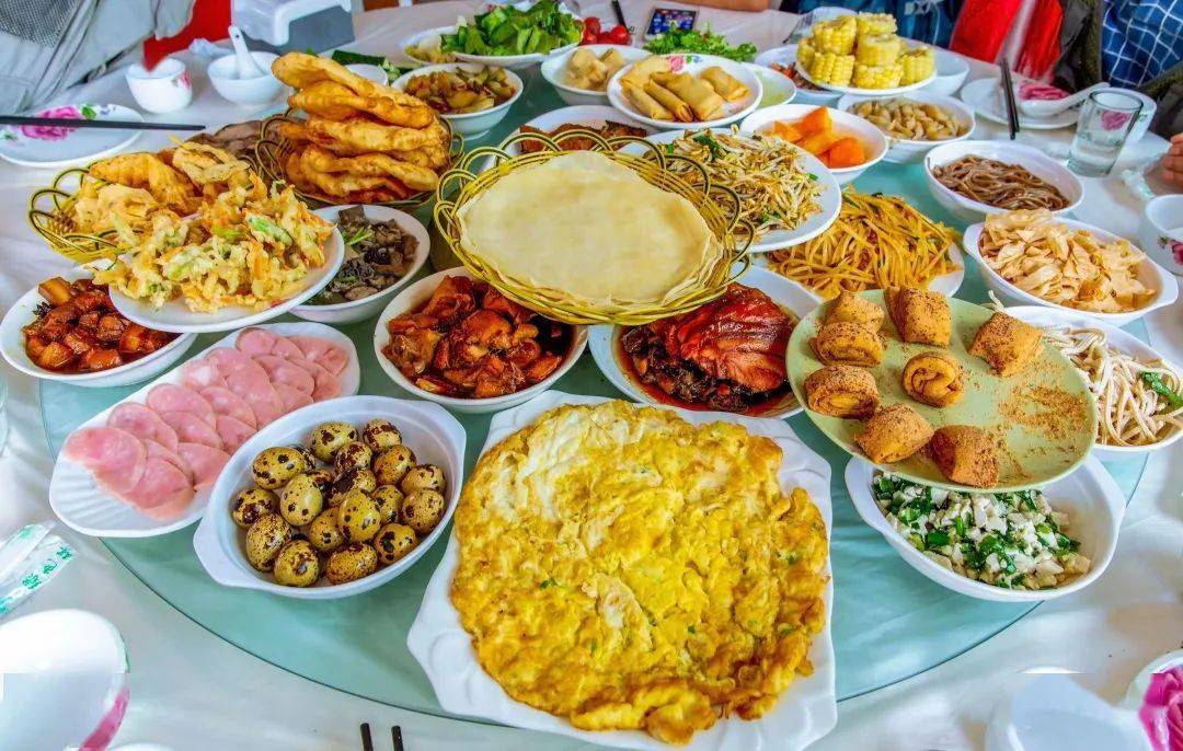 "咬"下第一口春品尝正宗正德春饼宴很多人涌入十三陵镇康陵村今天全国