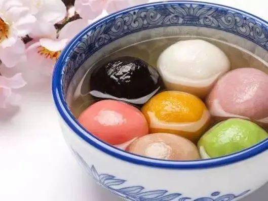 广东潮汕四式汤圆选细腻糯米粉为原料,放在圆竹匾中边洒水边旋转,逐渐