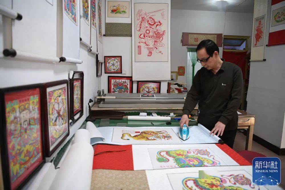 2月3日,武强木版年画艺人在武强年画博物馆技艺展示区创作生肖兔主题