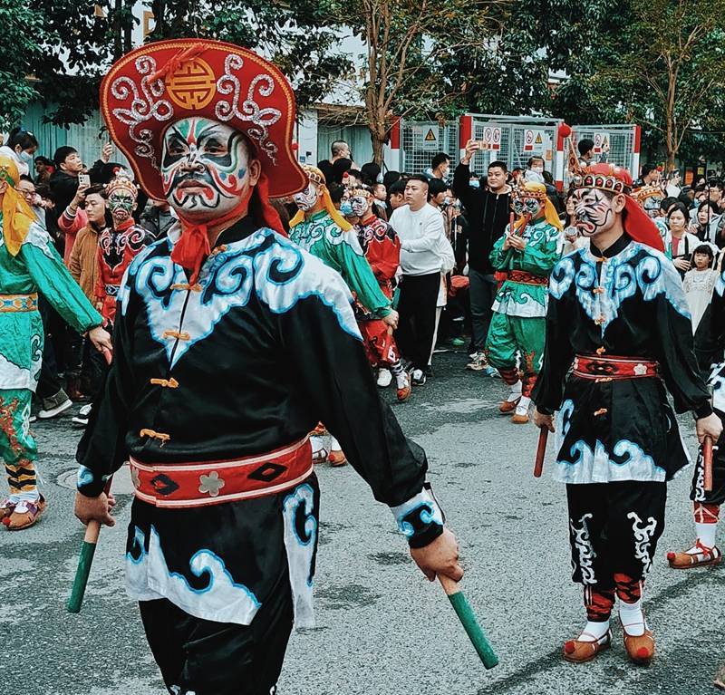 旅客逃星般狂热的潮汕英歌，是年轻人鞭策传统民俗的规范