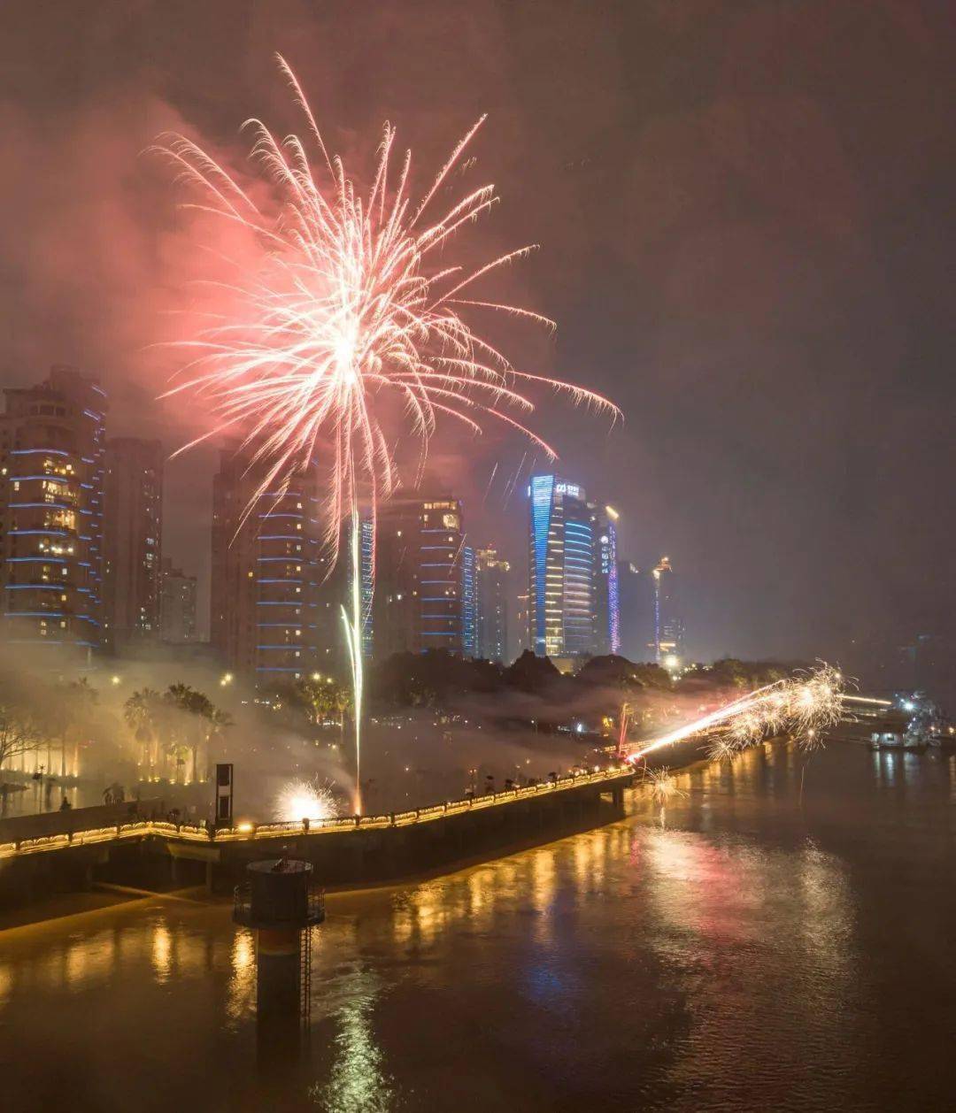 昨晚,温州城里人终于痛快了._街道_广场_烟花