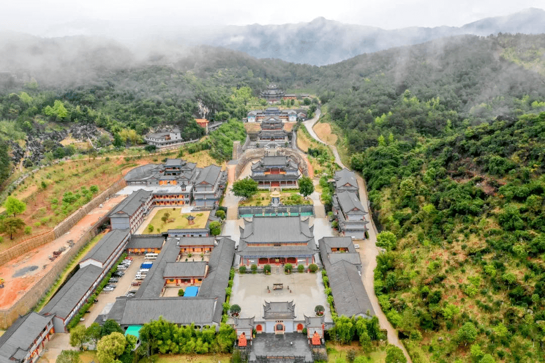 去东华寺祈福,纵使要跨越万水千山,也无法阻挡我们为家人祈祷的诚心