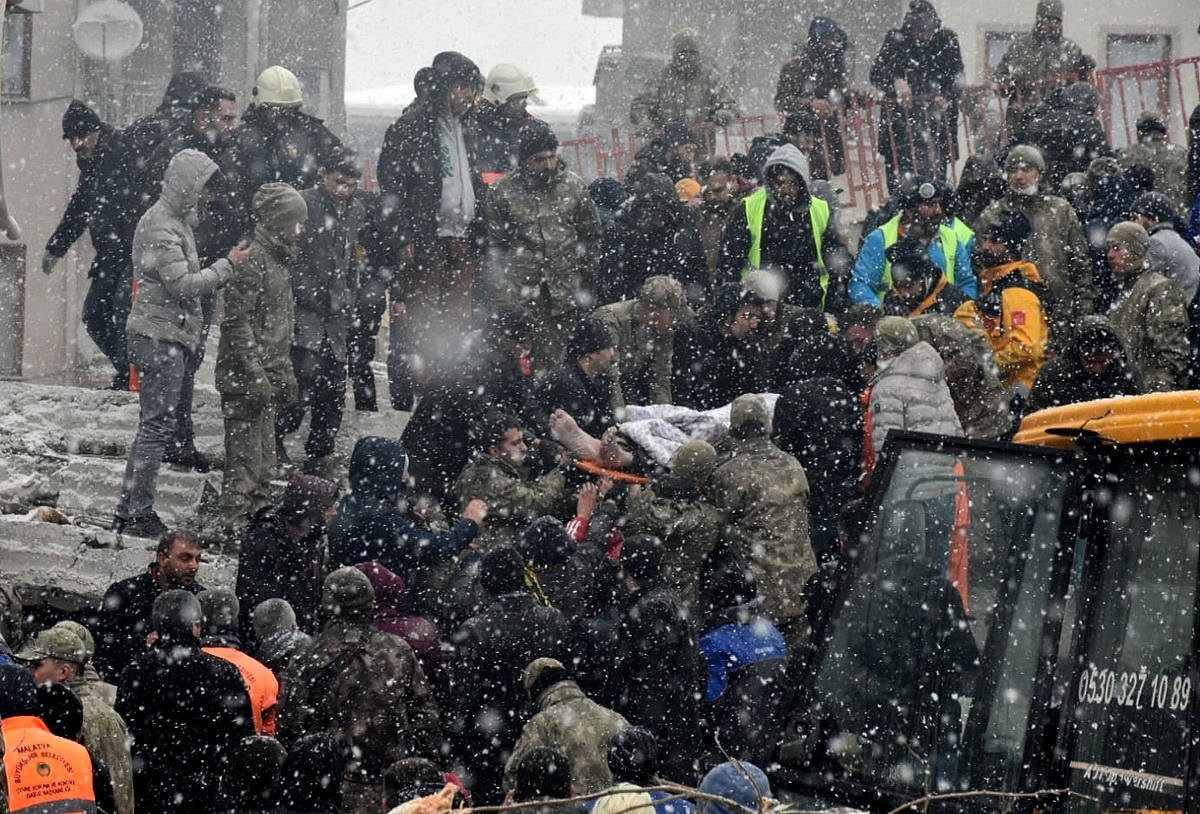 “土耳其”直击震后土耳其：大雪纷飞，余震不断，搜救不停