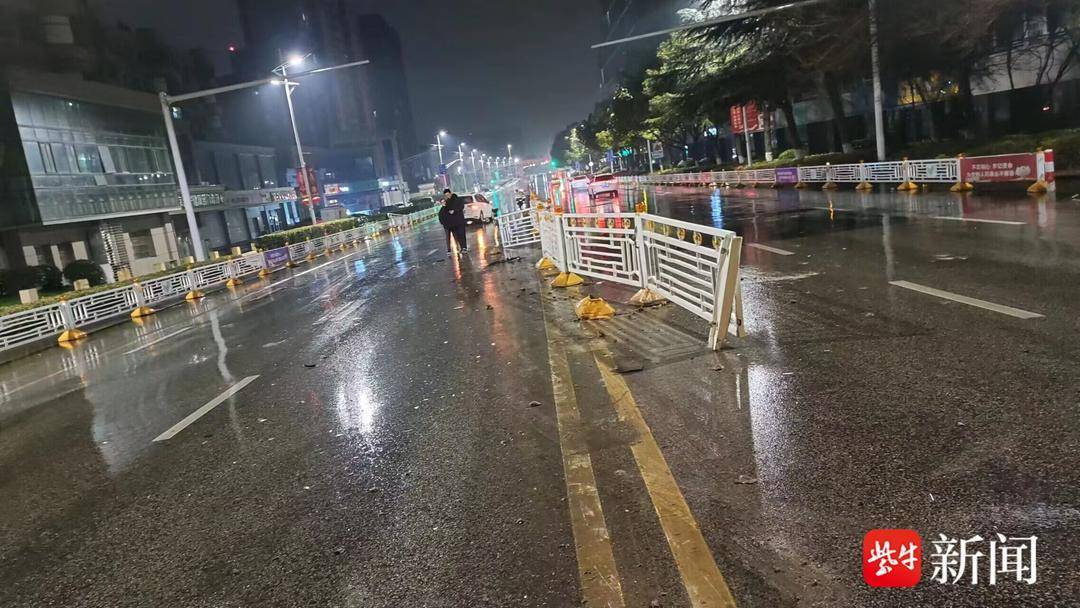 雨天路滑司机开车大意，小轿车一头“怼上”护栏