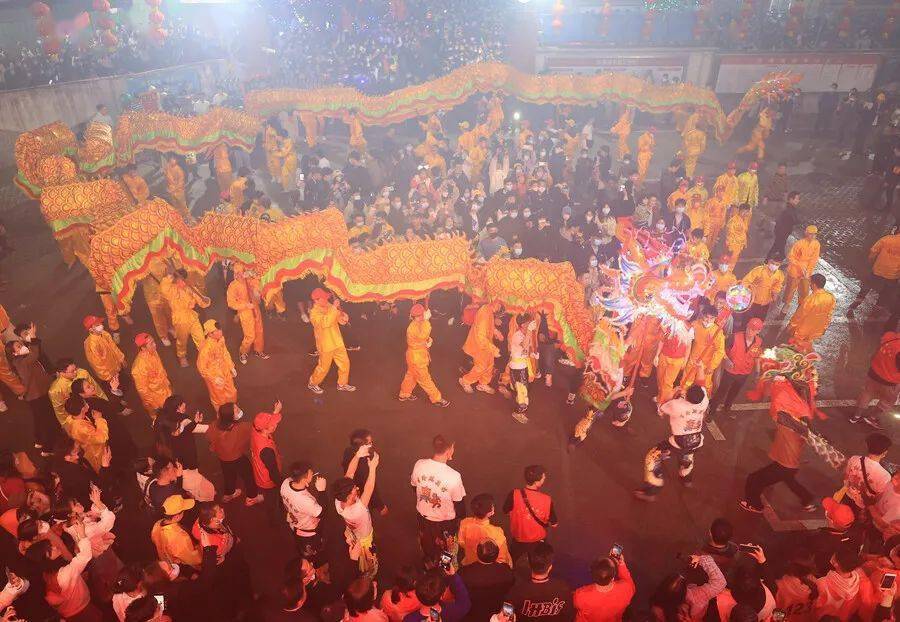 吉隆:舞龙舞出对美好生活的向往_龙头_龙神_花车