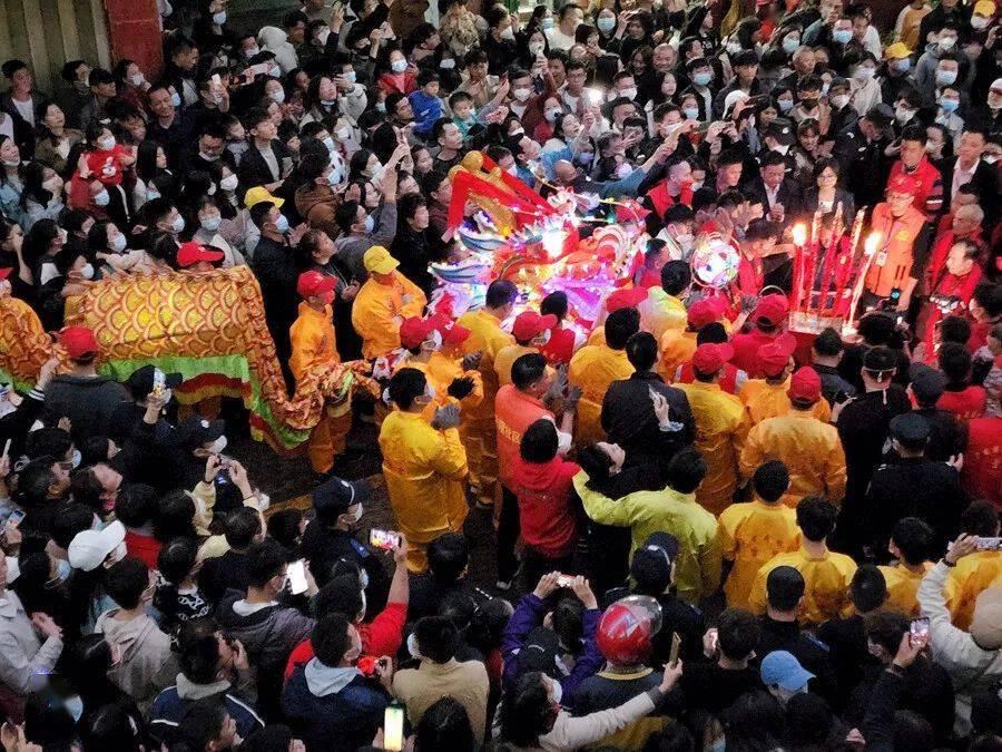 吉隆:舞龙舞出对美好生活的向往_龙头_龙神_花车