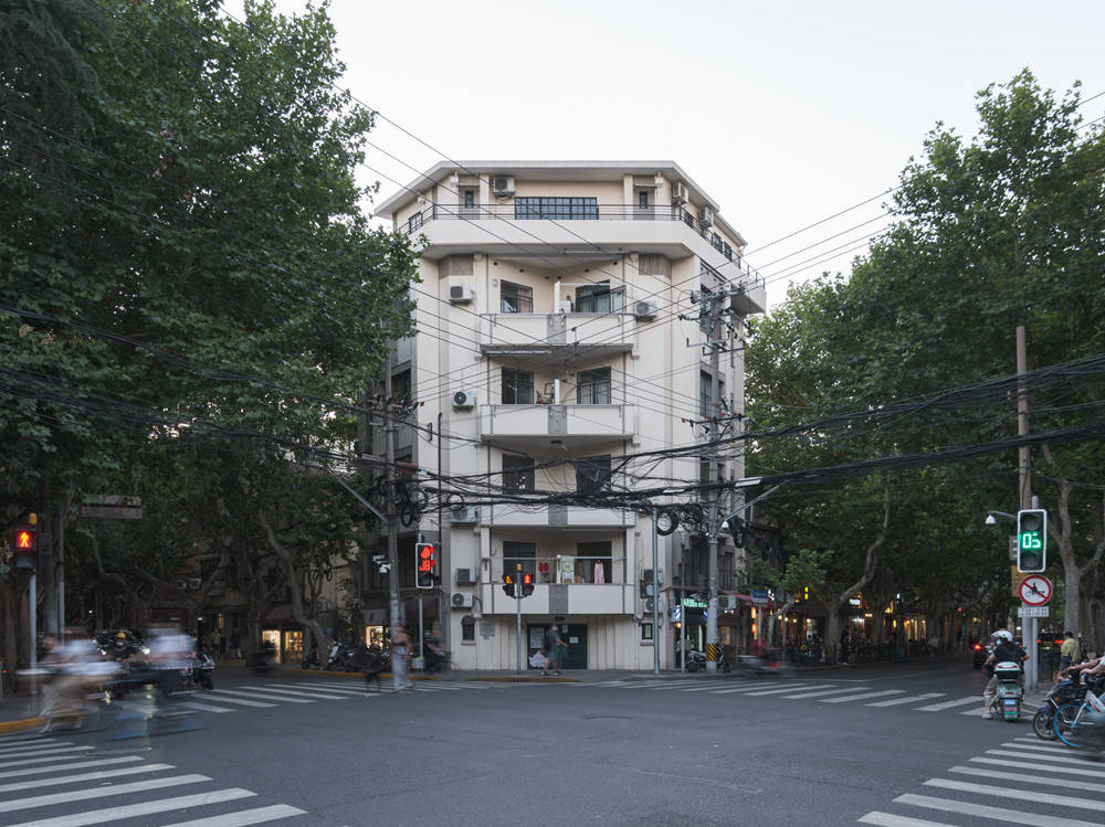 建筑可阅读丨在边角料地块筑起风景:衡复历史文化风貌区的迷你公寓_转角_密丹