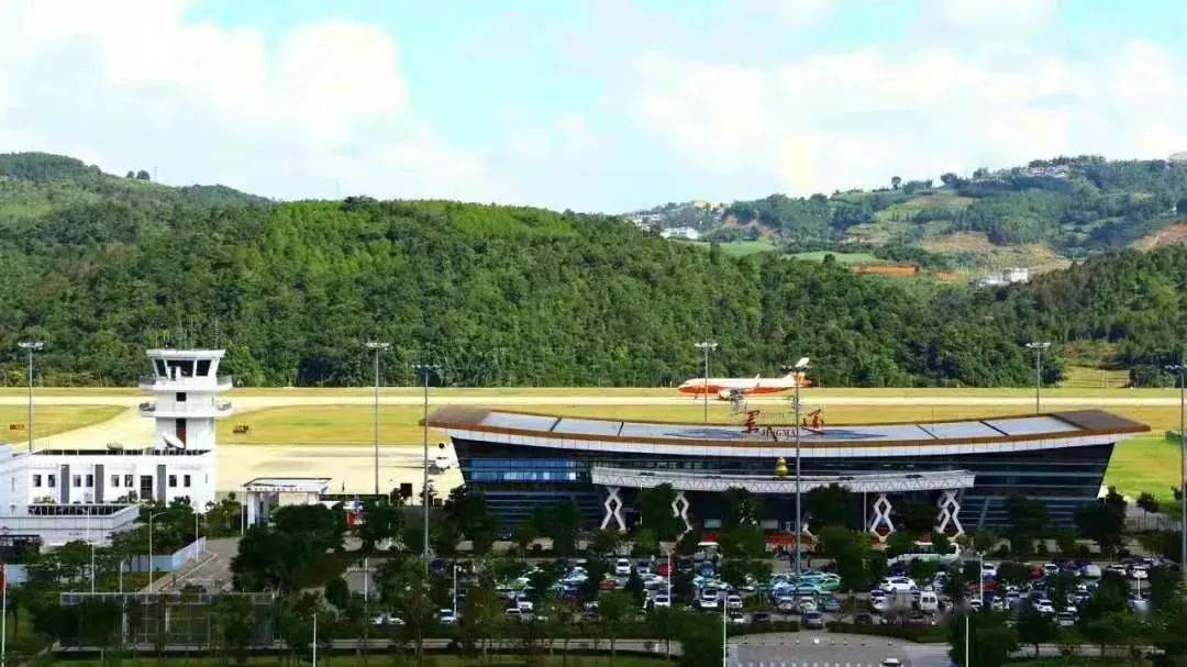 机场选址位于楚雄市子午镇白沙哨,距离楚雄市区直线距离约11km.