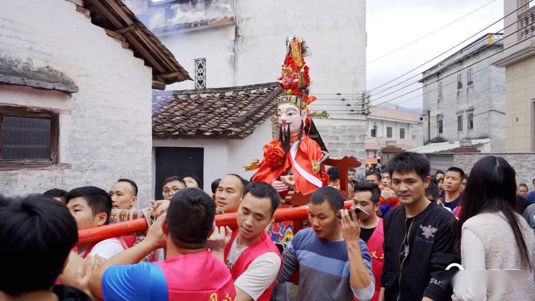 今天下午1点左右"走大王"活动正式开始,六祖镇雅冈村村民开始燃烧