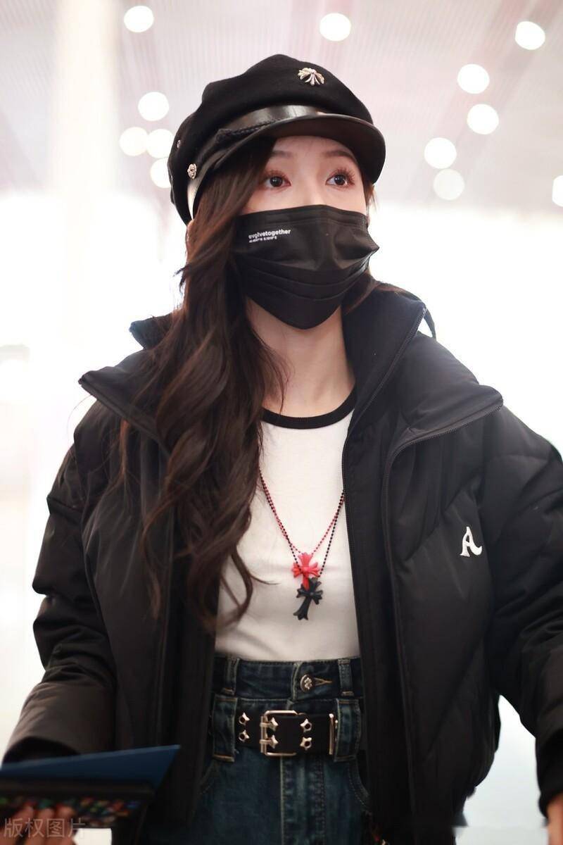 吴宣仪北京机场出发,戴黑色贝雷帽美丽吸睛