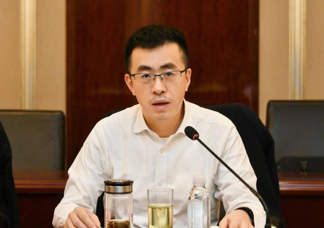 座谈中,于会游不时与大家交流,并就项目谋划推进,稳经济促增长相关
