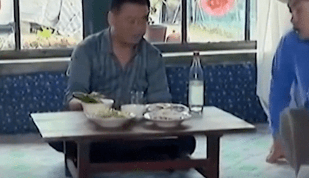 东北的“火炕”令人不解，全家同睡一个“炕”，小夫妻难道不尴尬？_人们_房子_柴火