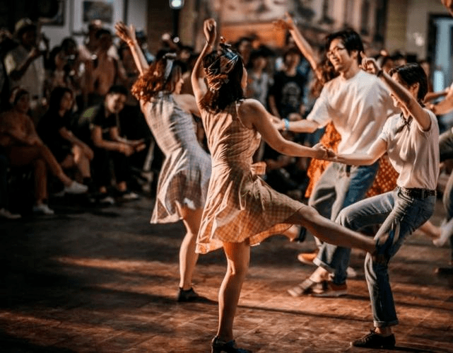 狂欢,氛围感满满大型篝火,优雅爵士乐,复古摇摆舞会浪漫上线2月11日18