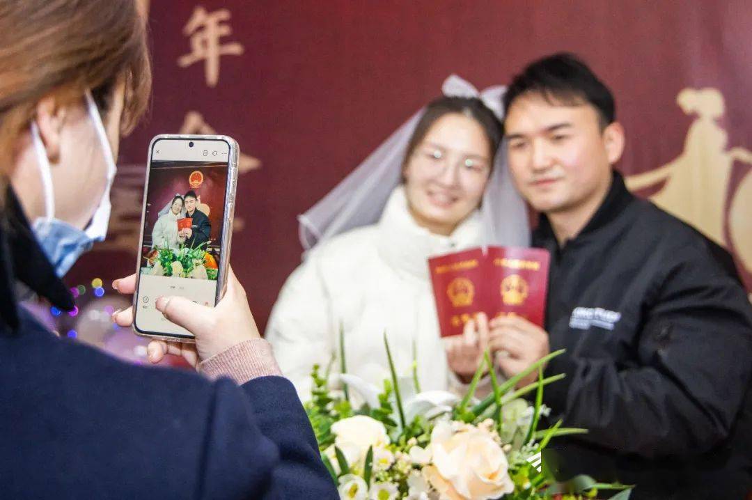 14爱就是了!在车谷近百对新人缘定情人节_经开区_结婚证_婚姻