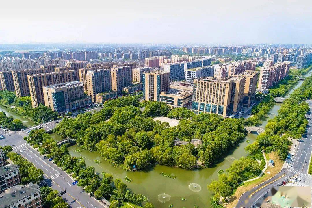 桃花湖公園,智慧小鎮等資源為依託,按照《浙江省景區鎮(鄉,街道)建設