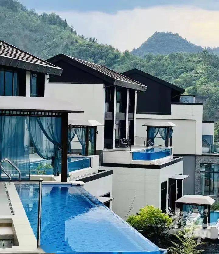 其中,湍口众安氡温泉曾被众多权威杂志评为"最美温泉酒店".