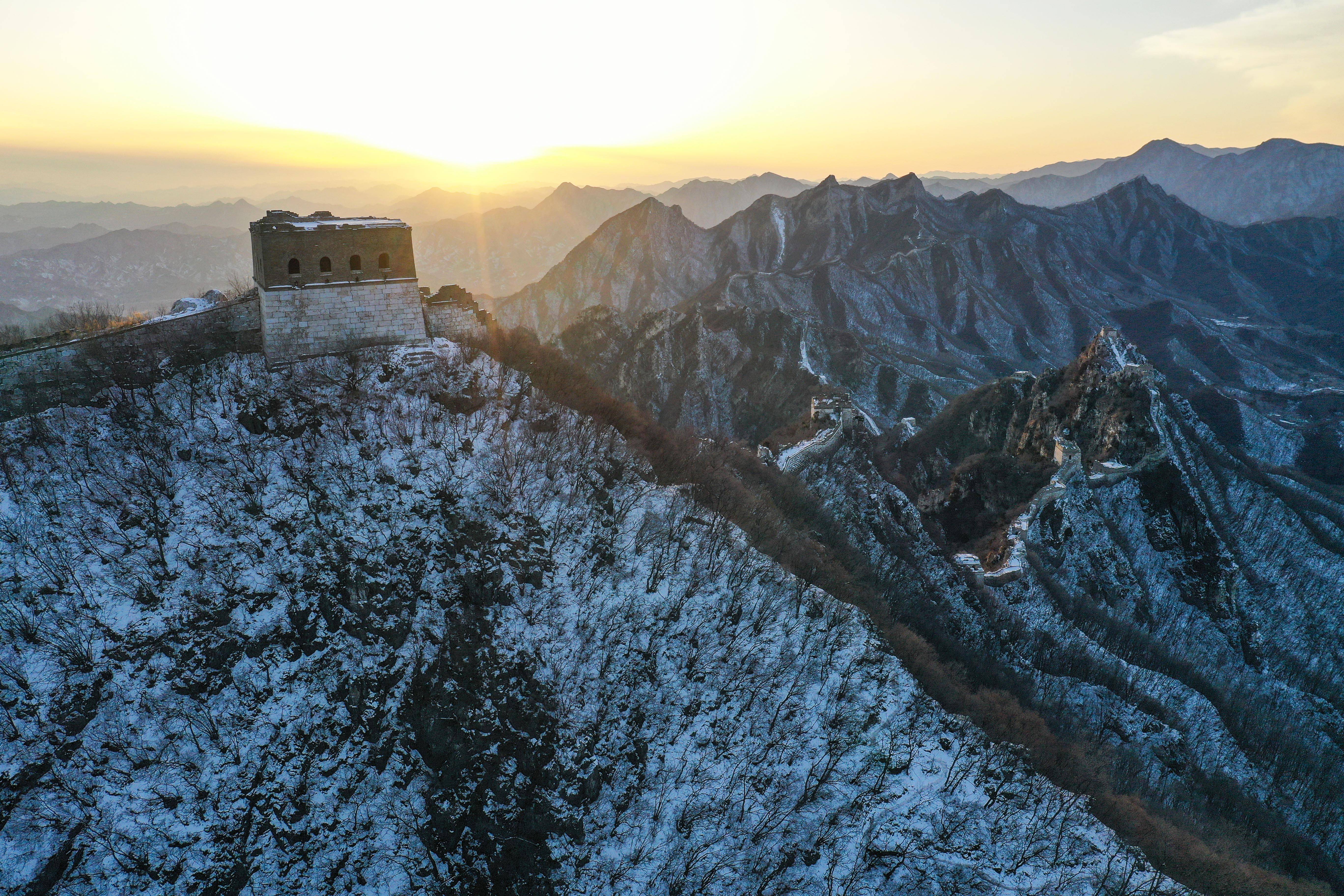 新华社记者 陈晔华 摄夕阳下的箭扣长城雪景(2月13日摄,无人机照片)