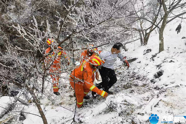 雪天路滑一货车坠沟司机被困，洛阳消防徒步7公里翻越1000米山脊救援