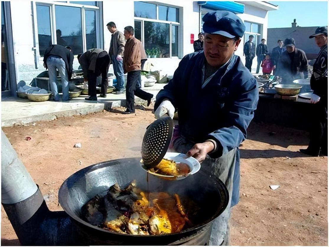 东北农村酒席:300块12道菜2个汤,盘子大到超乎想象,道道是硬菜