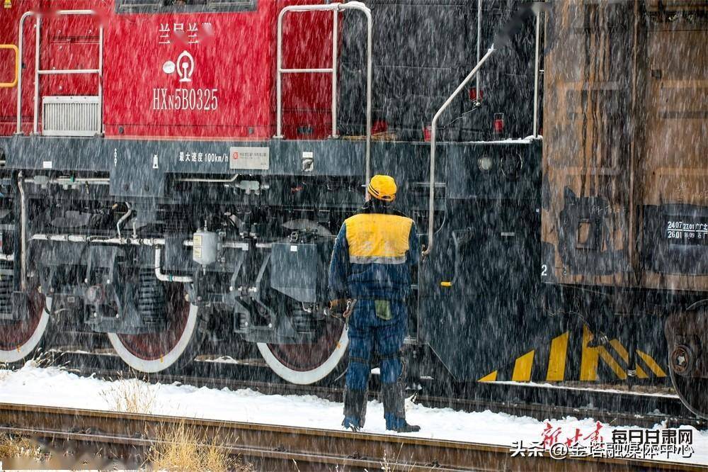 陇西车务段积极应对冰雪天气