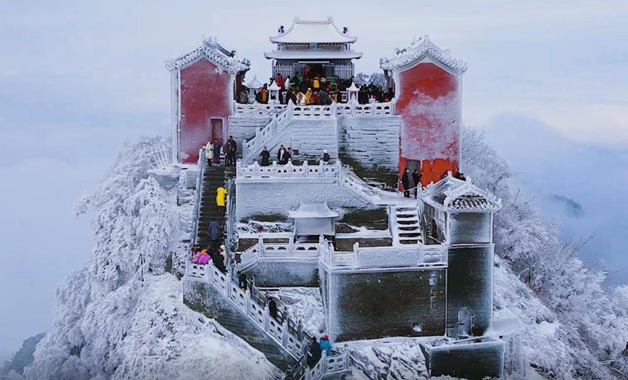 湖北十堰:武當山雪霽初晴宛若仙境_金頂_雲霧_雪峰