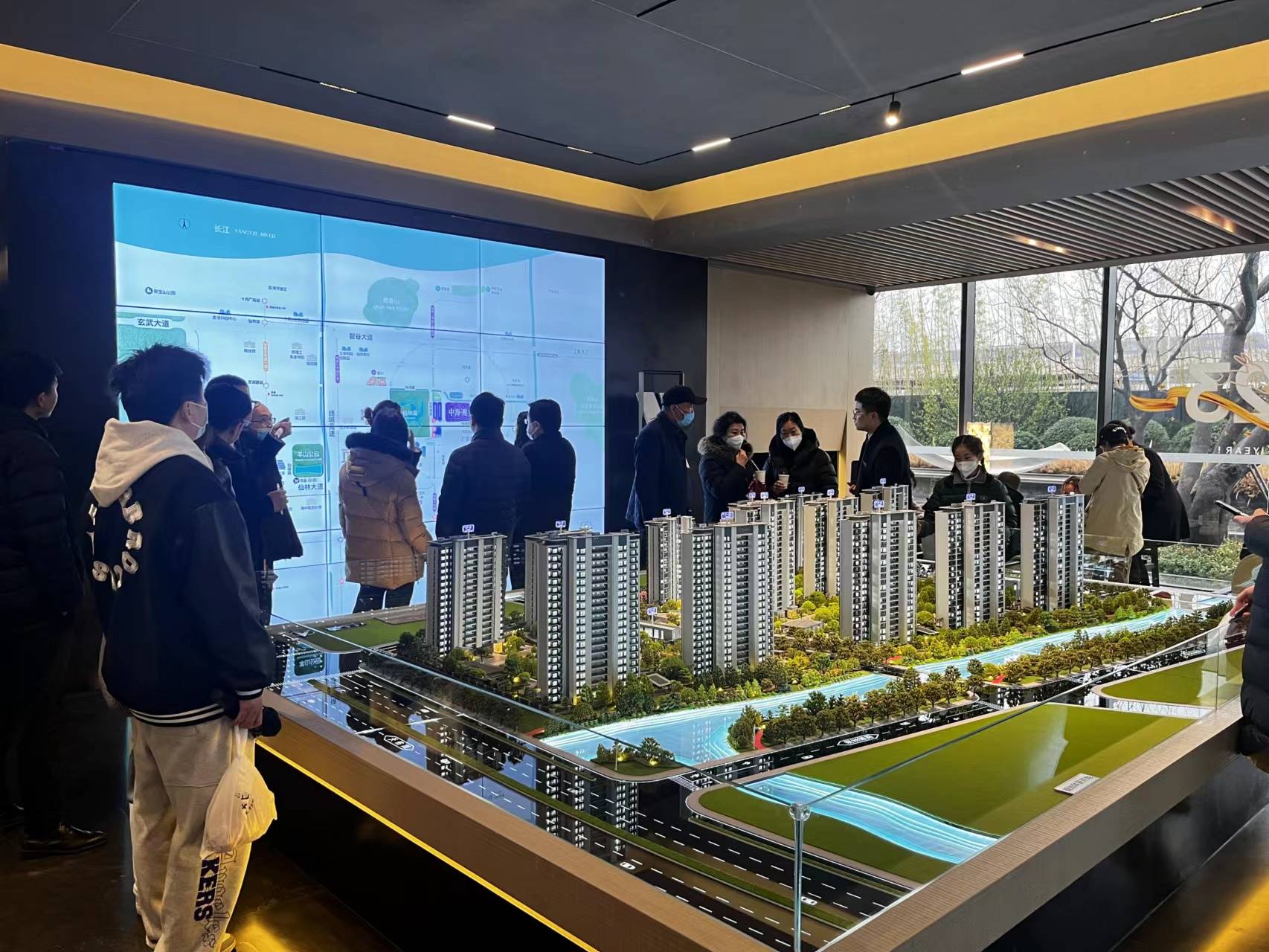 南京楼市回暖：看房者挤爆售楼处，新盘收回折扣价_客户_向时代_项目