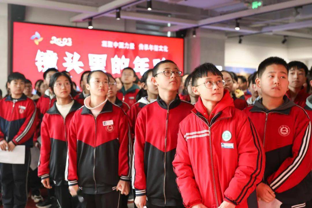 【现场】柳林县第一中学师生参观"镜头里的年味"图片展_文化_生活