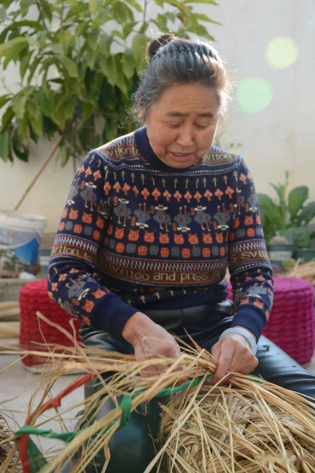巍山:"土沙发"编织新生活_草墩_手工艺品_产业
