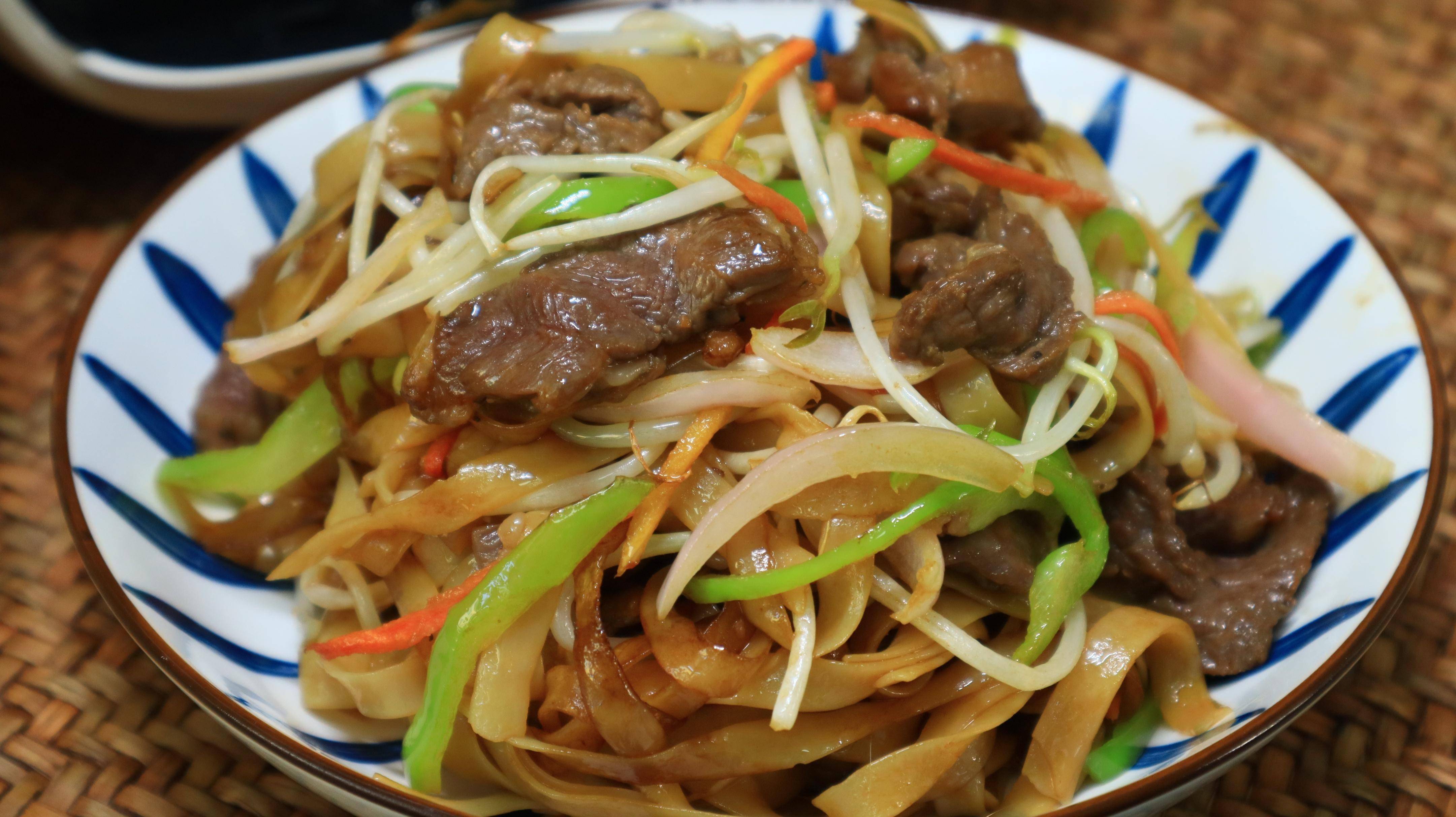 主要食材:干河粉,牛肉,洋葱,青椒,豆芽推荐食谱【牛肉炒河粉】蛋白质