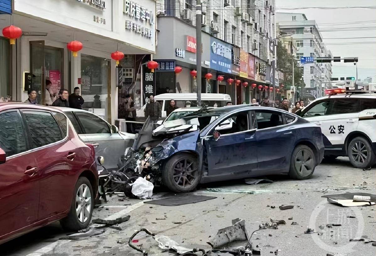 浙江瑞安特斯拉当街"狂飙"追尾公交车 警方:已到场处理_视频_来源