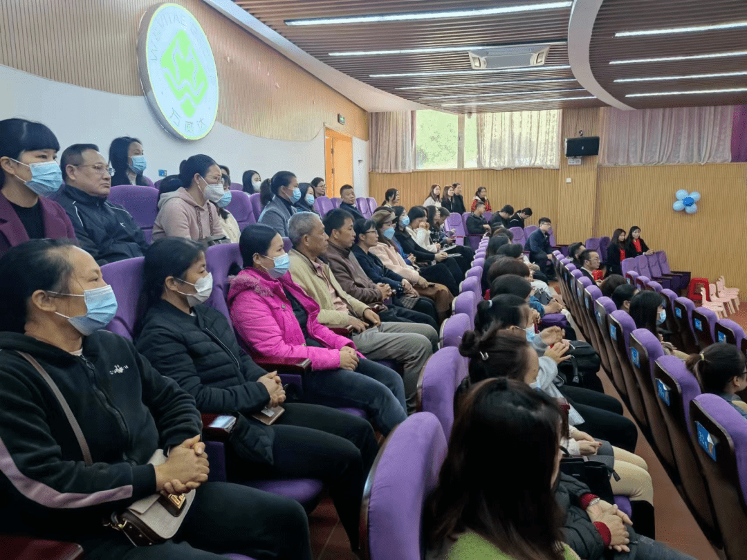 基金秘书长,翁源县家庭教育促进会法人代表,广东万威达集团董事长助理