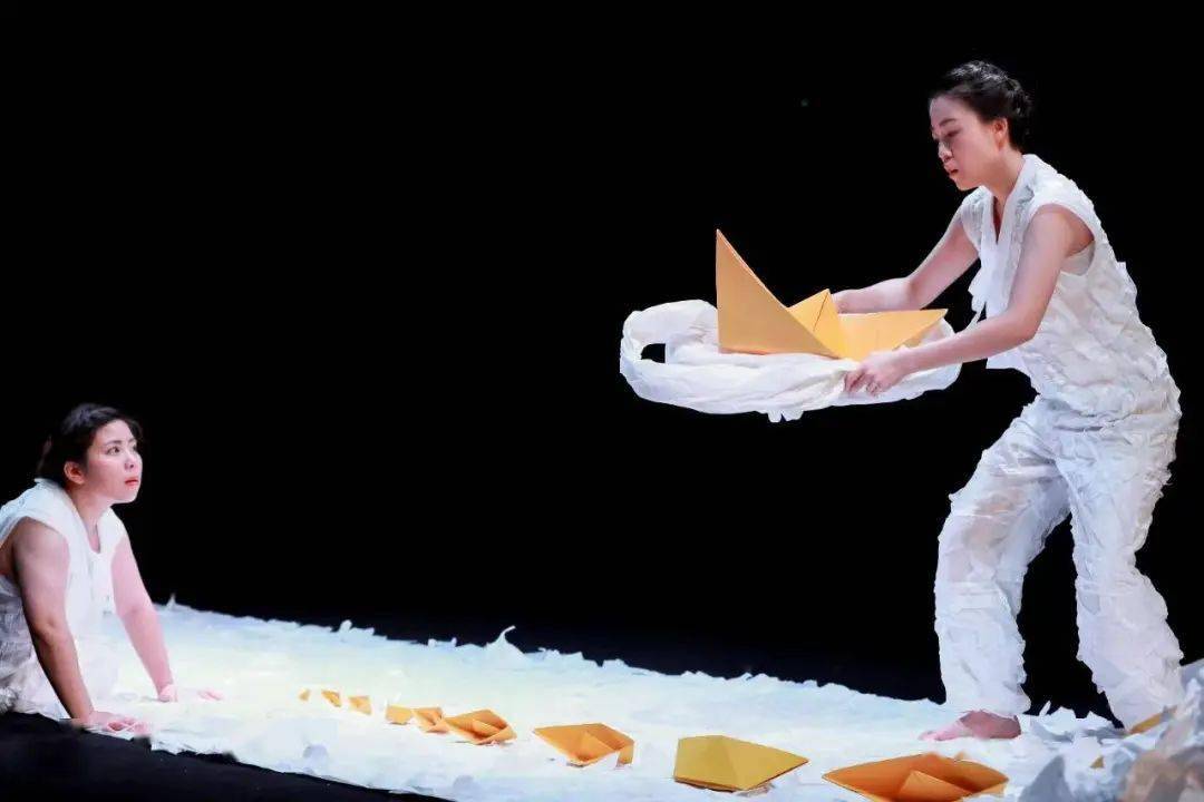 今日演出 | 创意形体剧《纸先生萨蒂》,感受指尖上的魔法_孩子_音乐