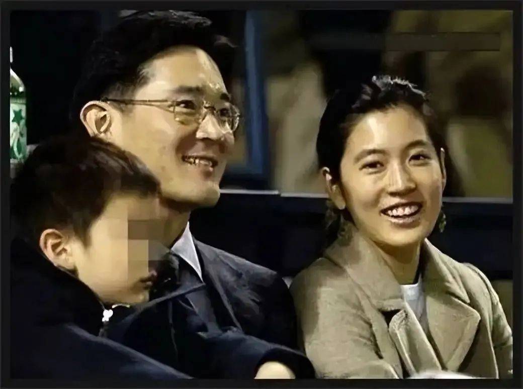 是2008年金融危机,林家的大象集团遭逢难关,林世玲求救丈夫