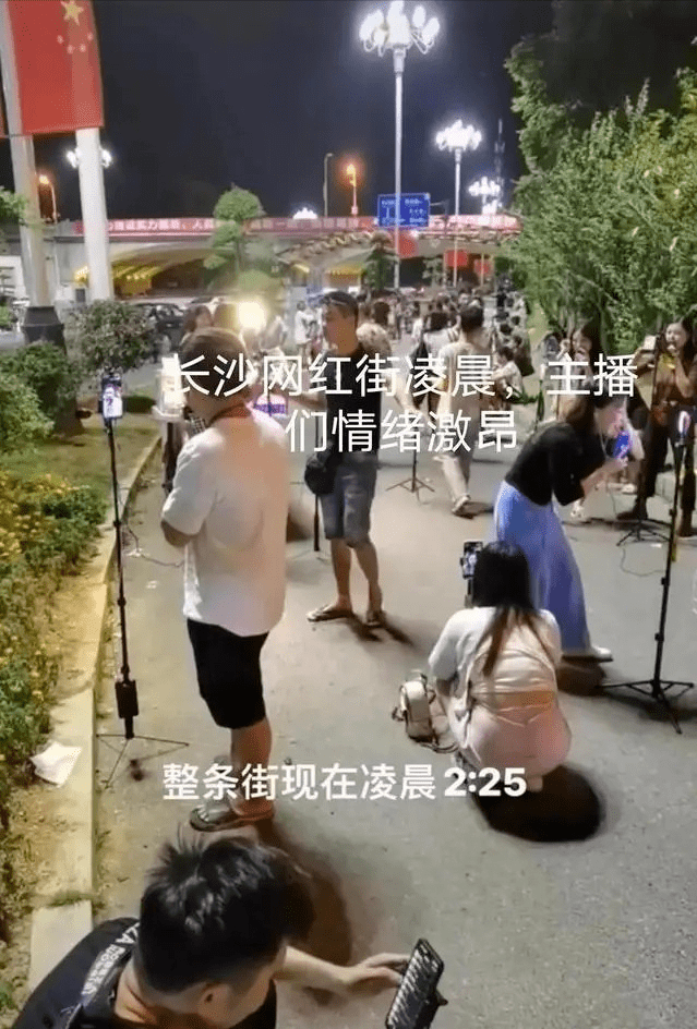 凌晨3点长沙大街上不胜入目标一幕，表露了当下社会的病态现象站