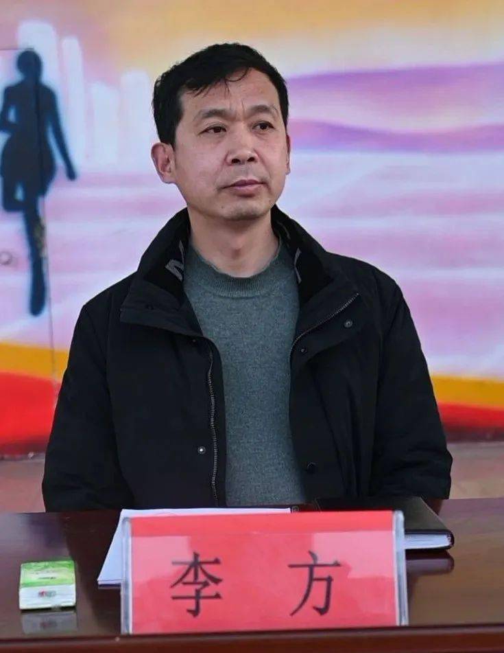 李宁副校长宣读《南召一中关于表彰优秀班主任的决定》张国锐副书记