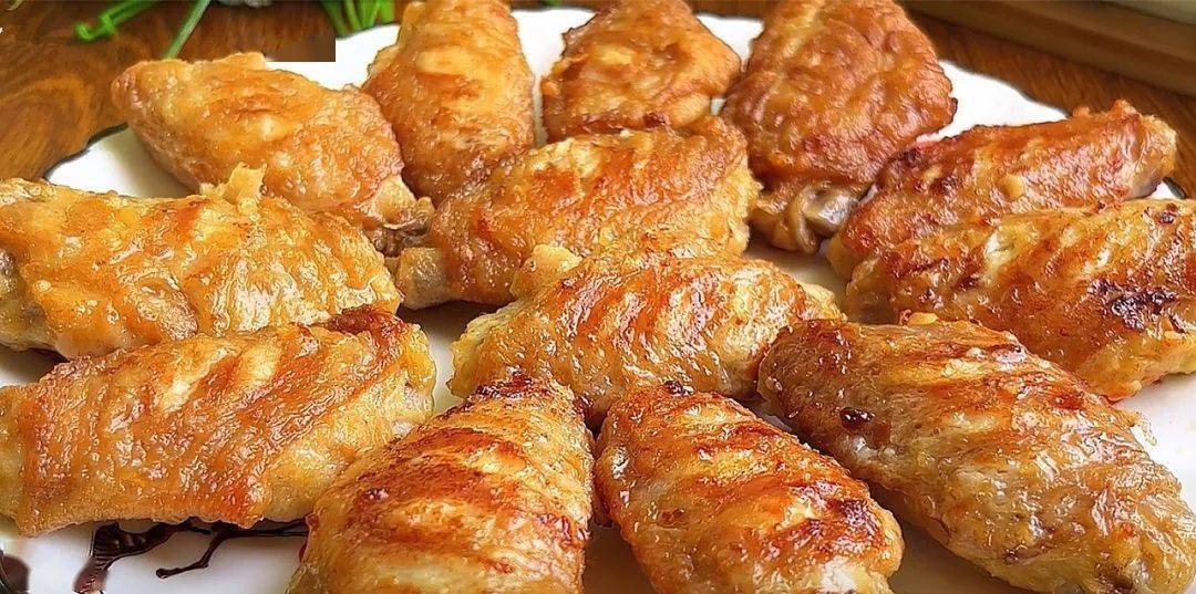 它是鸡的翅膀部分,分为鸡尖,鸡中翅,鸡翅根.