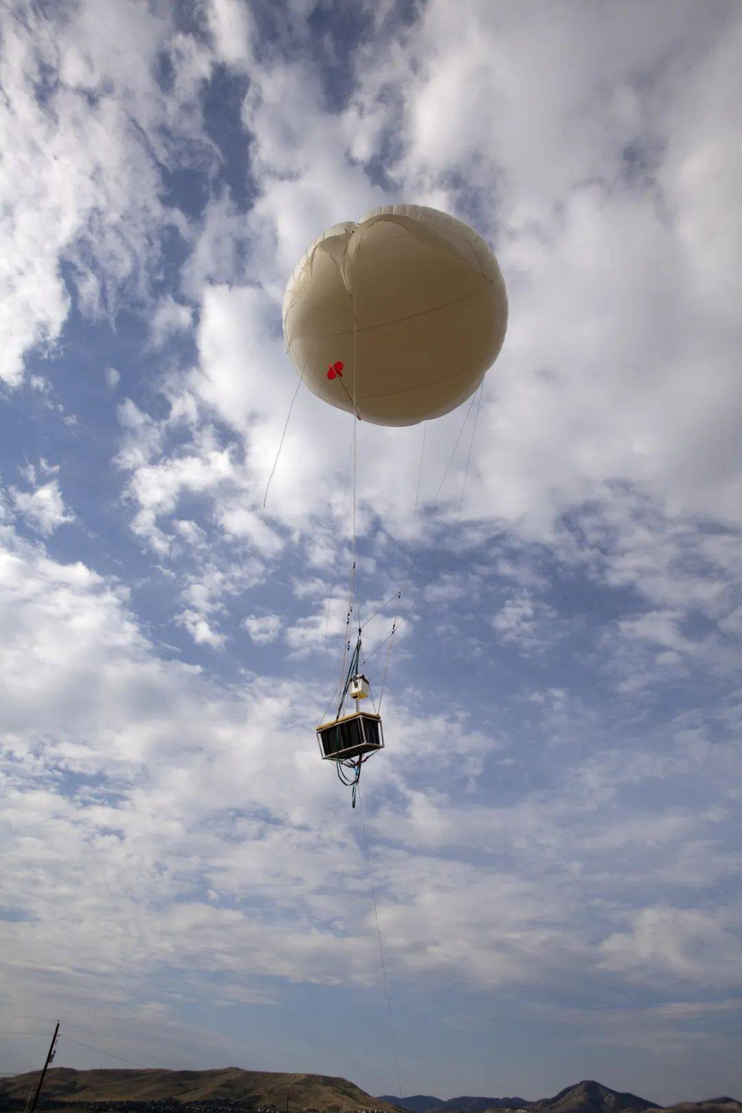 美军公布了U-2侦察机与中国民用高空气球同框画面