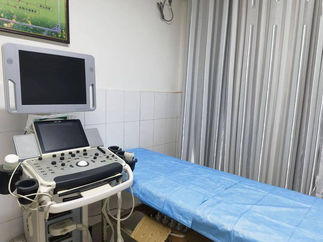 在乳腺癌筛查室进行乳腺视触诊及b超检查.