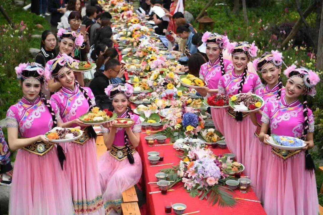 (丽江千古情定制祈福牌惊喜送)所愿必所达接过祈福牌还原纳西传统祭祀