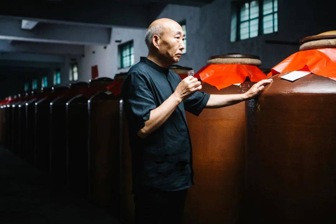 宝丰酒业董事长王若飞,中国白酒大师卢振营荣获"名酒70年功勋70人"