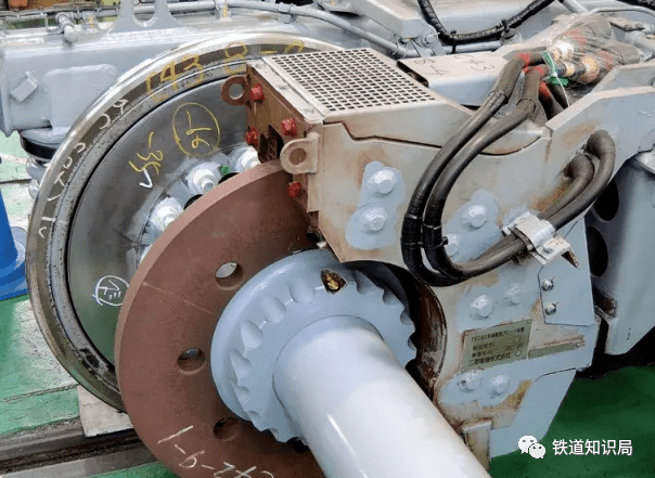 钢质的涡流制动圆盘安装在车轴上,涡流制动线圈安装在制动圆盘两侧