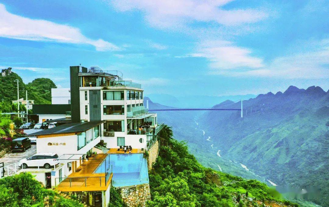 尧珈·凡舍民宿与坝陵河大桥遥遥相望"自然风光,气候和交通是我们到