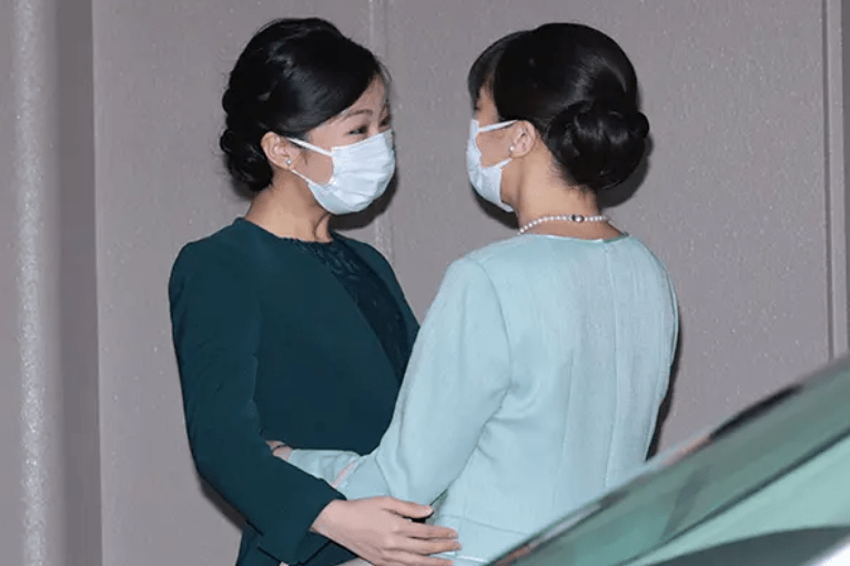 拒绝和父母入住34亿新豪宅遭炮轰,她只是在等姐姐真