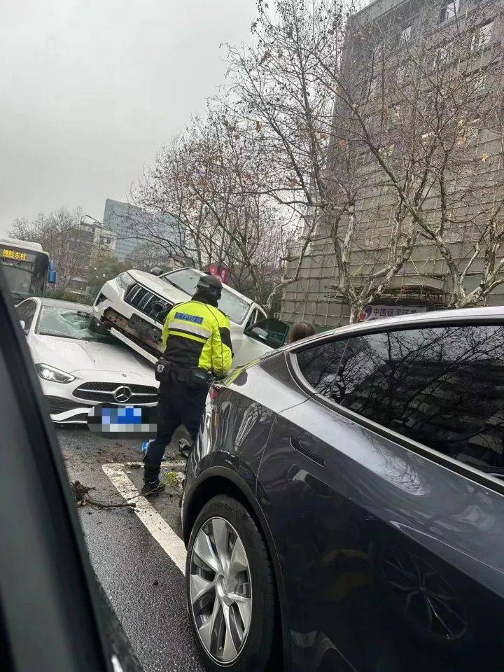 今天杭州车祸最新消息图片