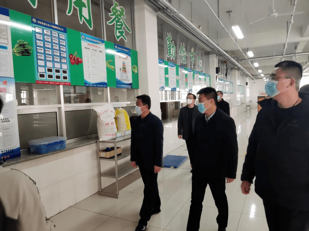 县委常委,办公室主任冯斌对高青双语学校,高青燕园国际学校进行现场
