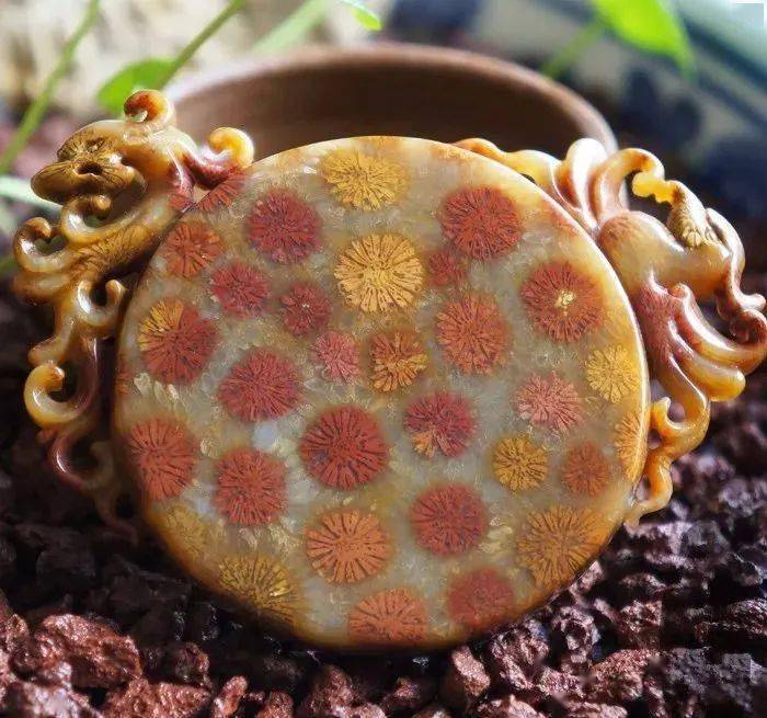 没有花,没有色,一块完全玉化的冰种珊瑚玉并不能称为极品