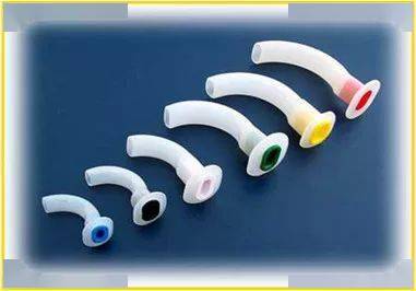 用物:选择大小合适的口咽通气管(宁大勿小,宁长勿短),一次性换药碗