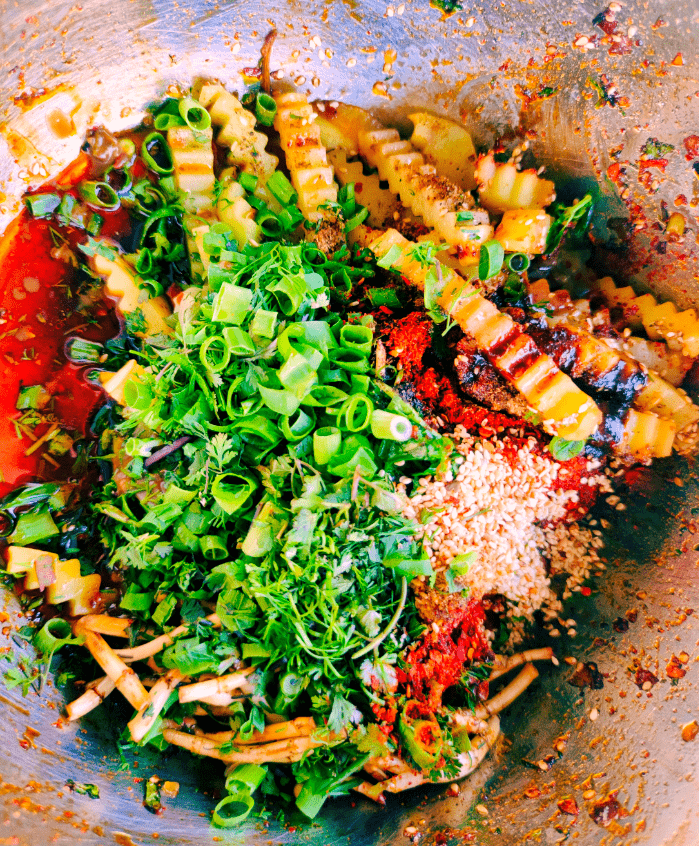 特别是小餐车上的炸洋芋香极了,吃起来更加带劲.